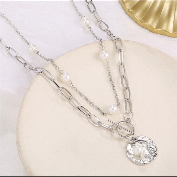 🌻2/$10.00🌻Faux Pearl & Disk Layered Necklace - Picture 5 of 5